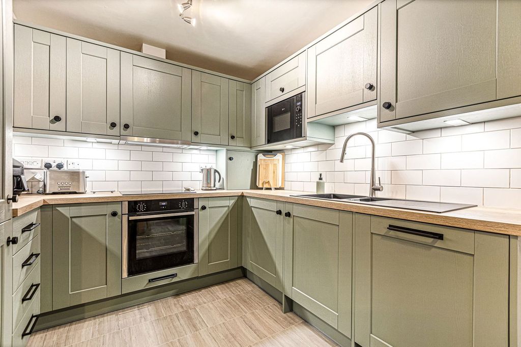 Property photo 2 of 28