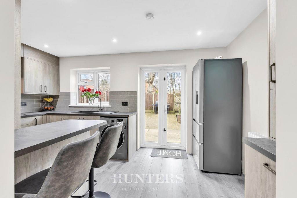 Property photo 2 of 16 Greenhill Road (9).Jpg