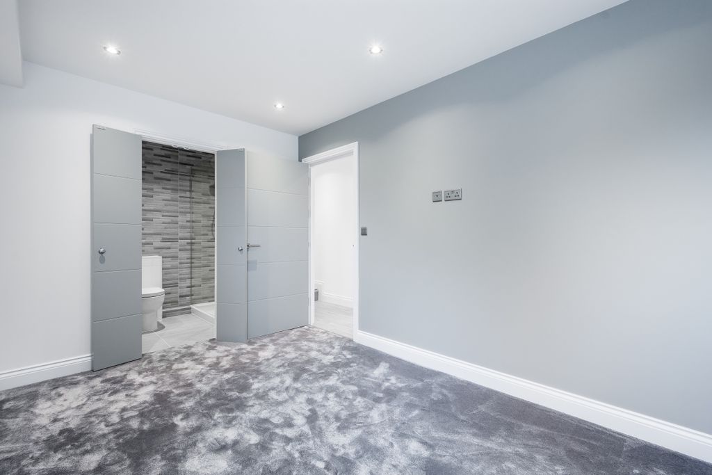 Property photo 3 of 10 Colney-Hatch-Lane...