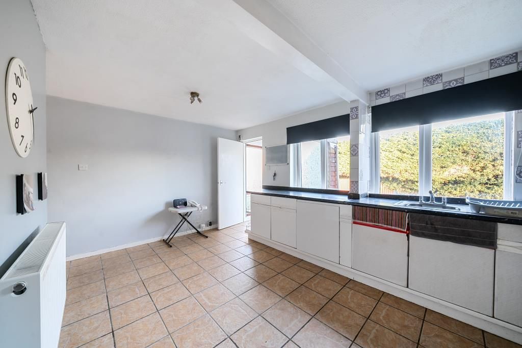 Property photo 3 of 18 Kitchen