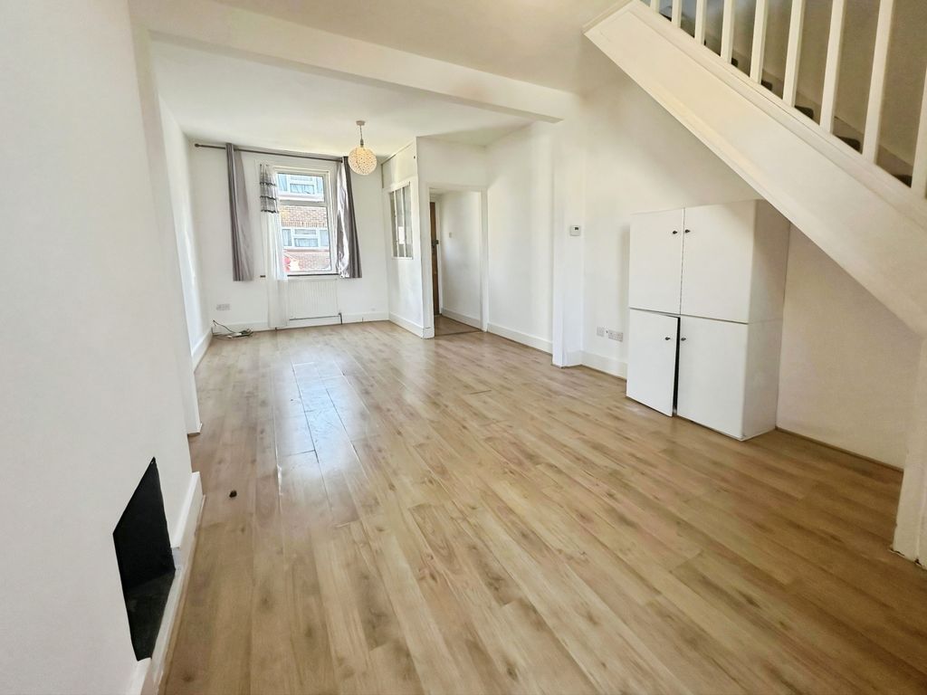 Property photo 2 of 8 6Df99Acb-5c906555...