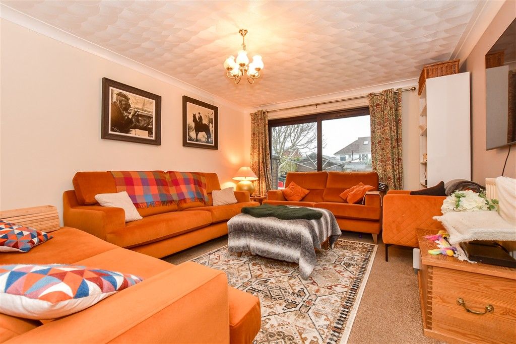 Property photo 3 of 13 Lounge