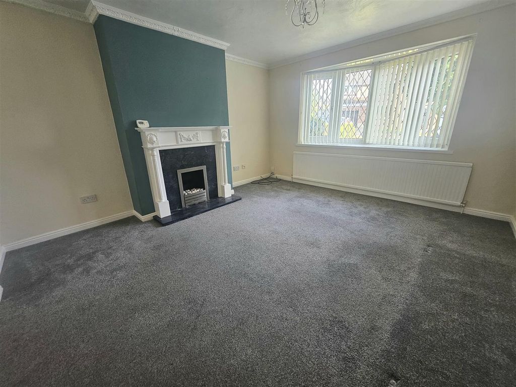 Property photo 3 of 14 Lounge