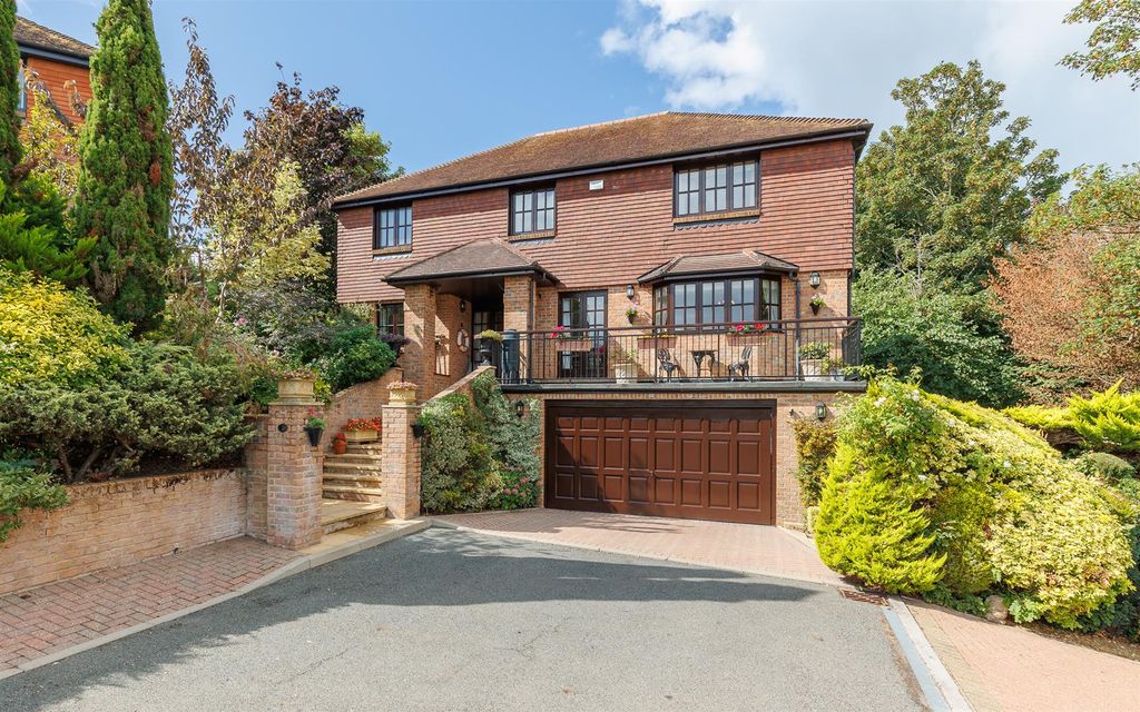 Property photo 1 of 36 Detached Home In Gated Close