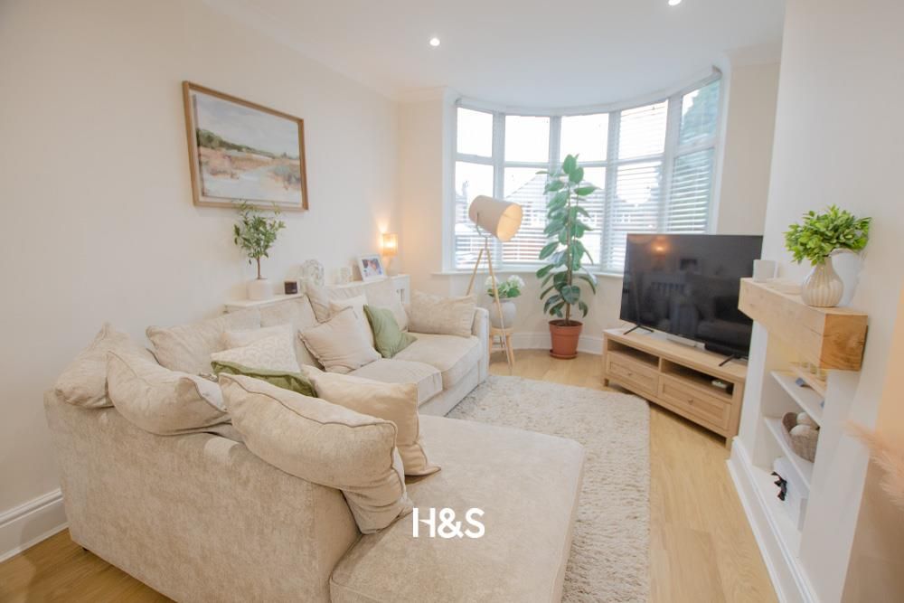 Property photo 2 of 17 45 Geoffrey Rd - Lounge1.Jpg