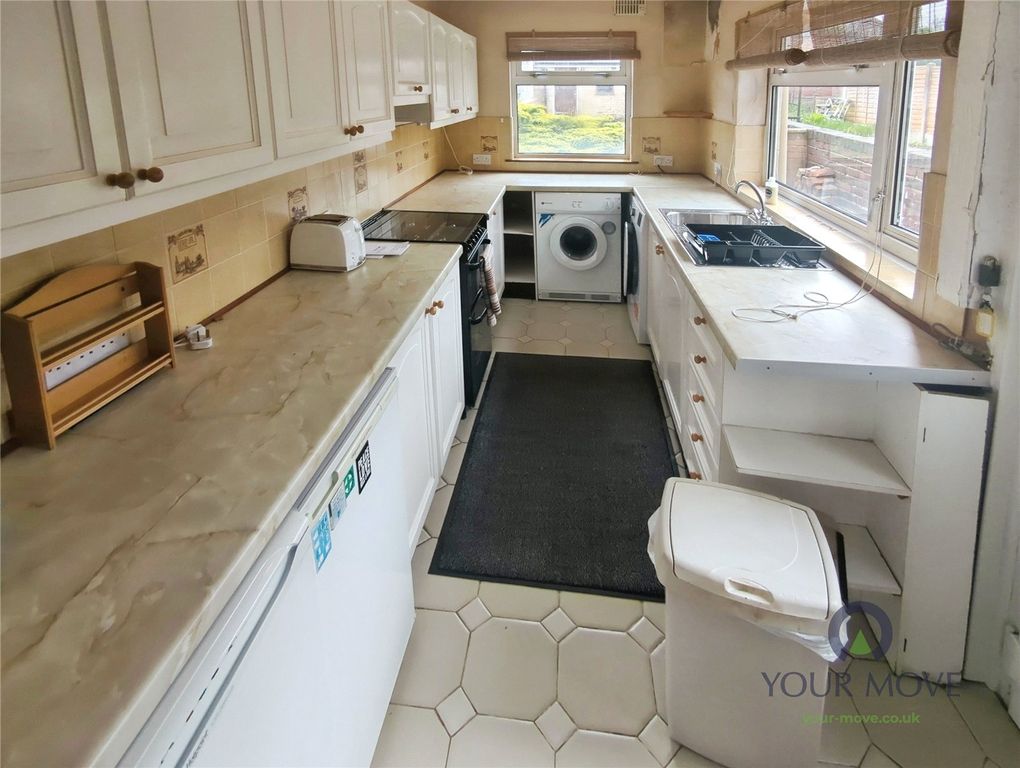 Property photo 3 of 12 Kitchen