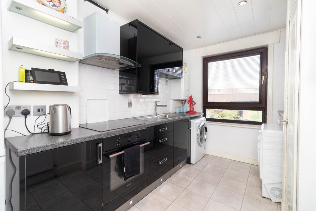 Property photo 3 of 18 Kitchen