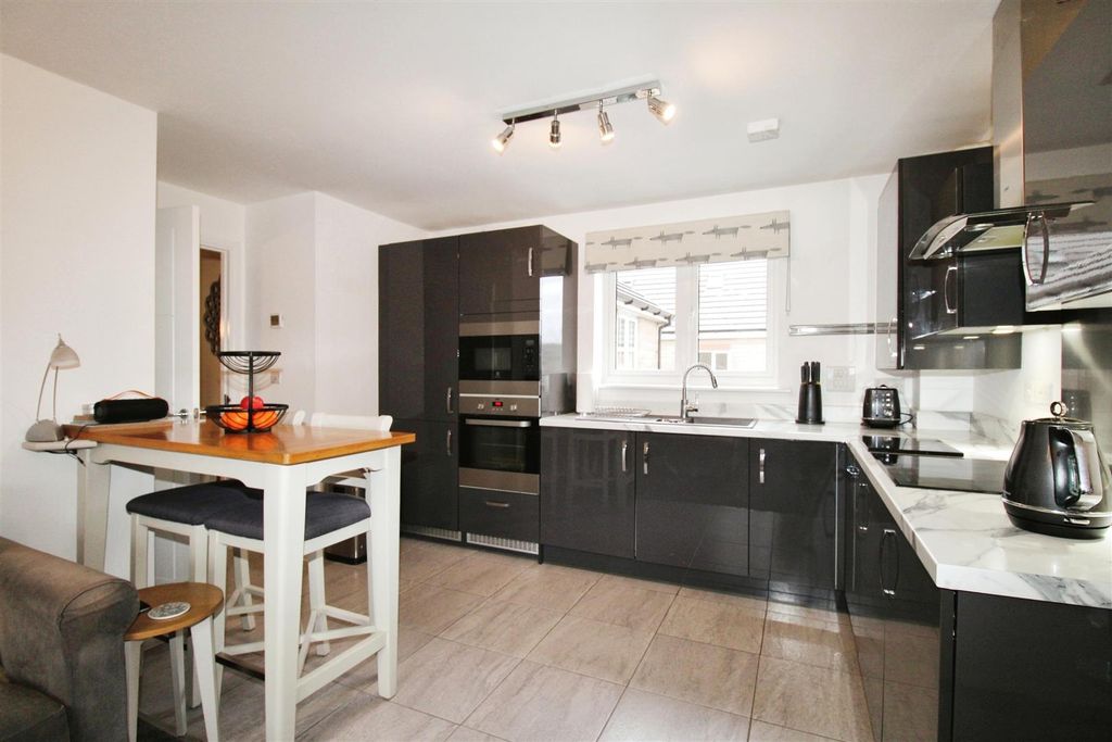 Property photo 3 of 16 Kitchen/Dining