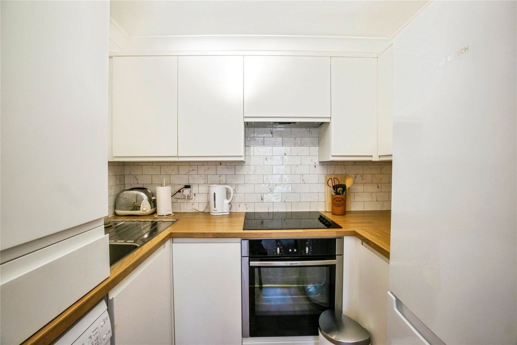 Property photo 3 of 11 Kitchen