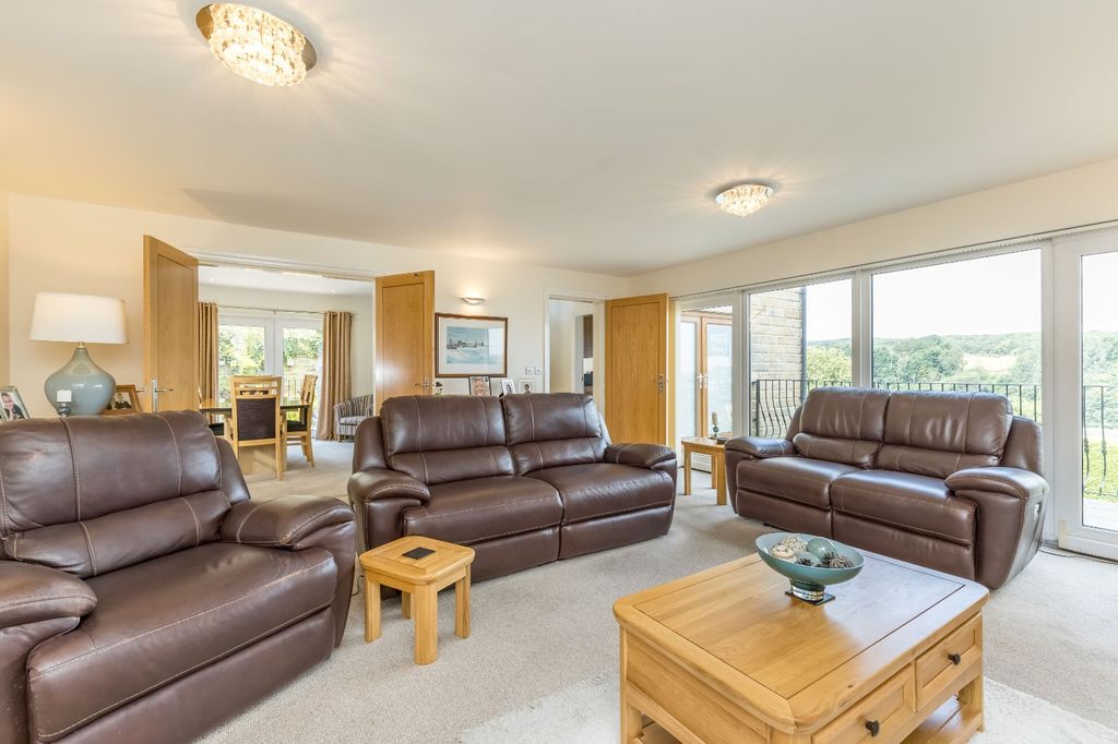 Property photo 2 of 35 Lounge