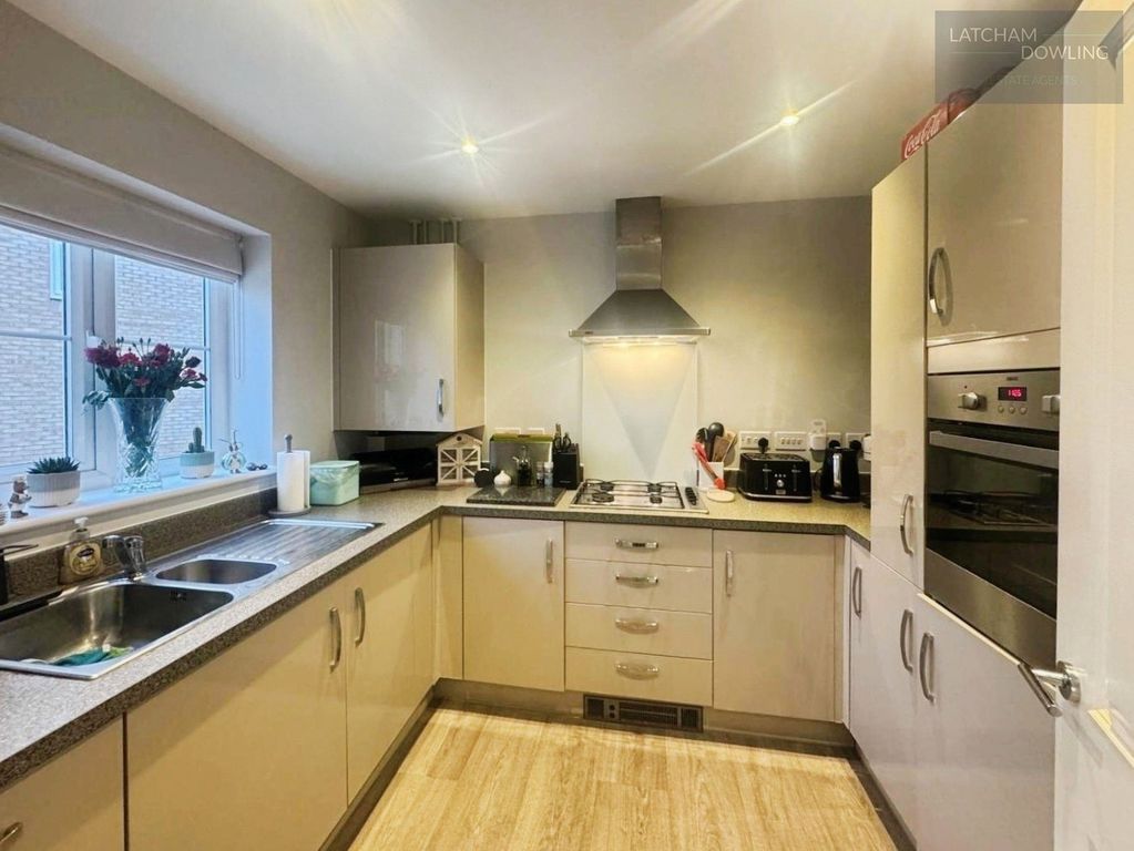 Property photo 3 of 17 Kitchen