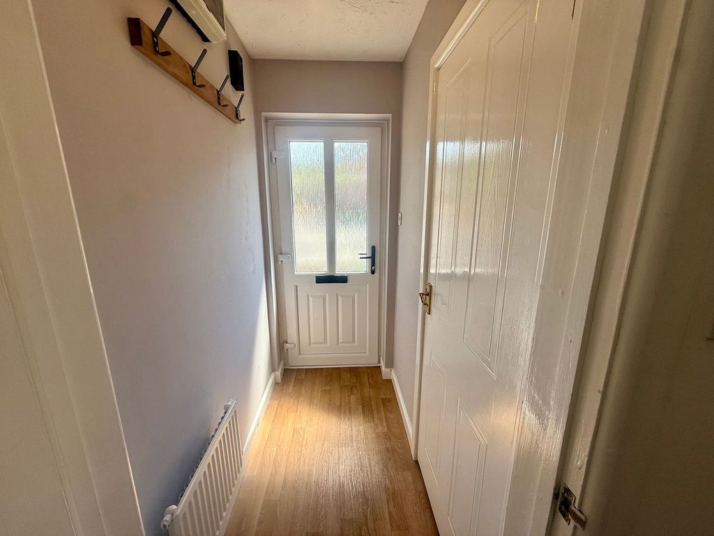 Property photo 2 of 11 Hallway