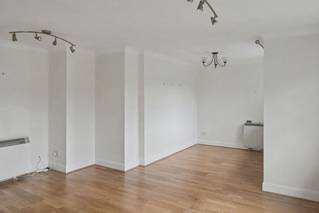 Property photo 2 of 9 Flat 6 Marquis Court, Earls Meade, Luton, Bedfordshire, Lu2 7LG