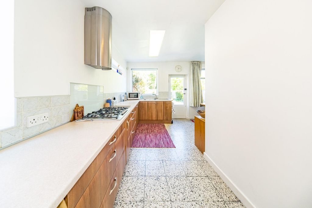 Property photo 3 of 17 37 Stanley Road Kitchen.Jpg