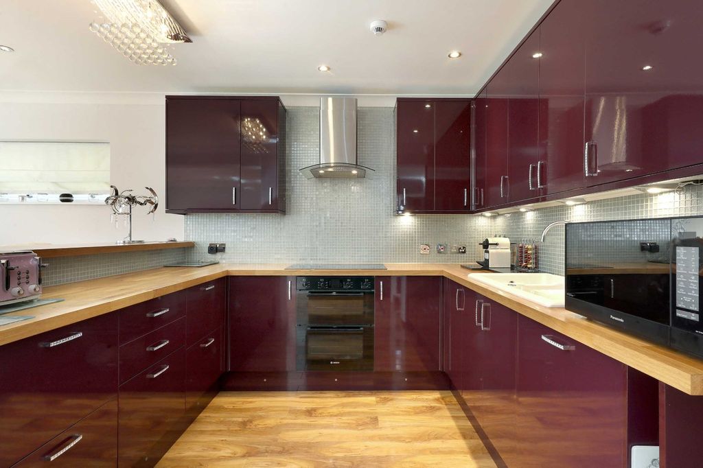 Property photo 3 of 18 Kitchen