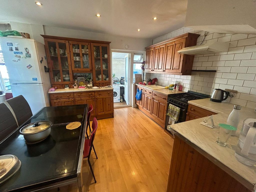 Property photo 2 of 6 Kitchen