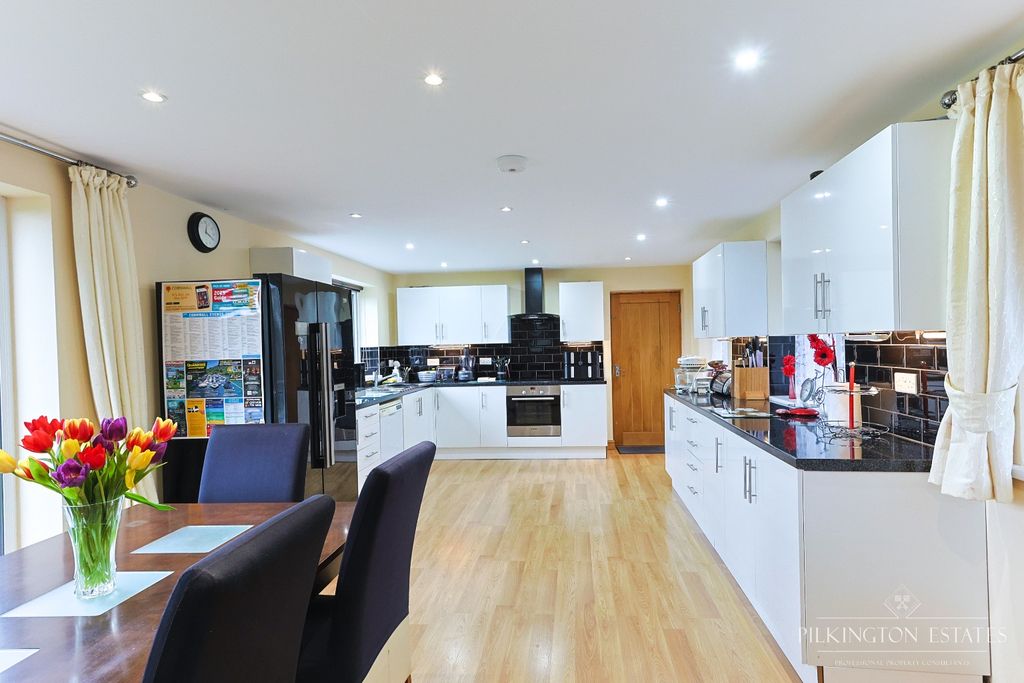 Property photo 3 of 15 4825832