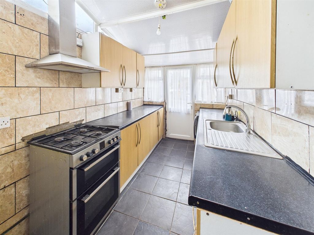 Property photo 3 of 12 4 - 3 Bedroom Terraced House.Jpg