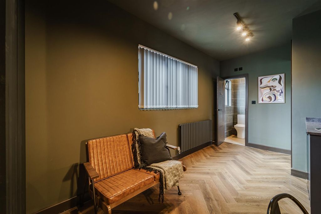 Property photo 3 of 12 053-A7R07945-Hdr.Jpg