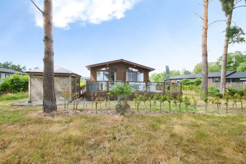 Property photo 1 of 14 Front (External)