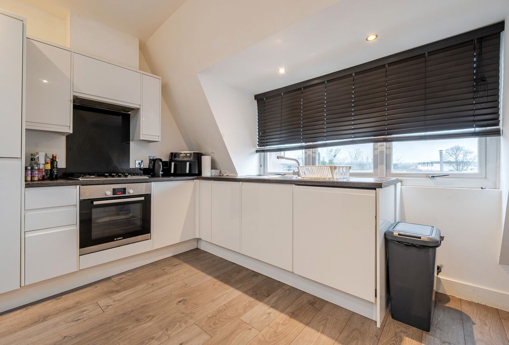 Property photo 3 of 8 1406812-7-698465E...