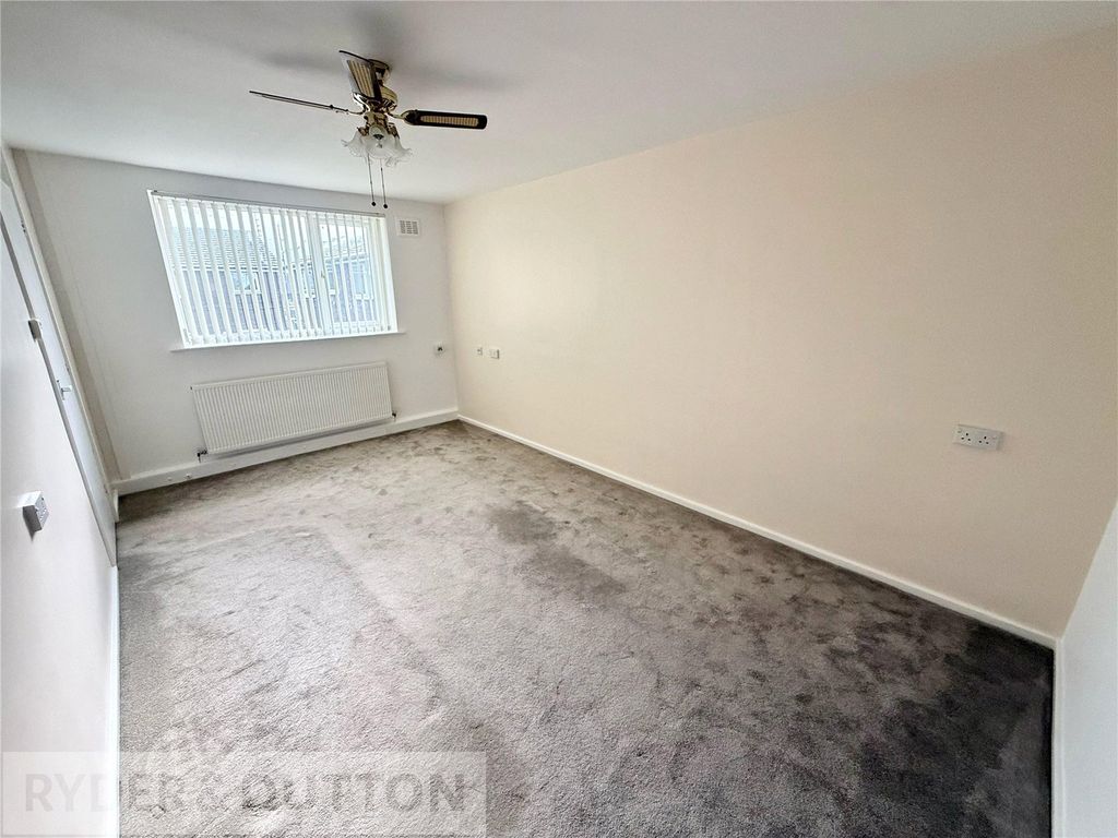 Property photo 2 of 18 Lounge