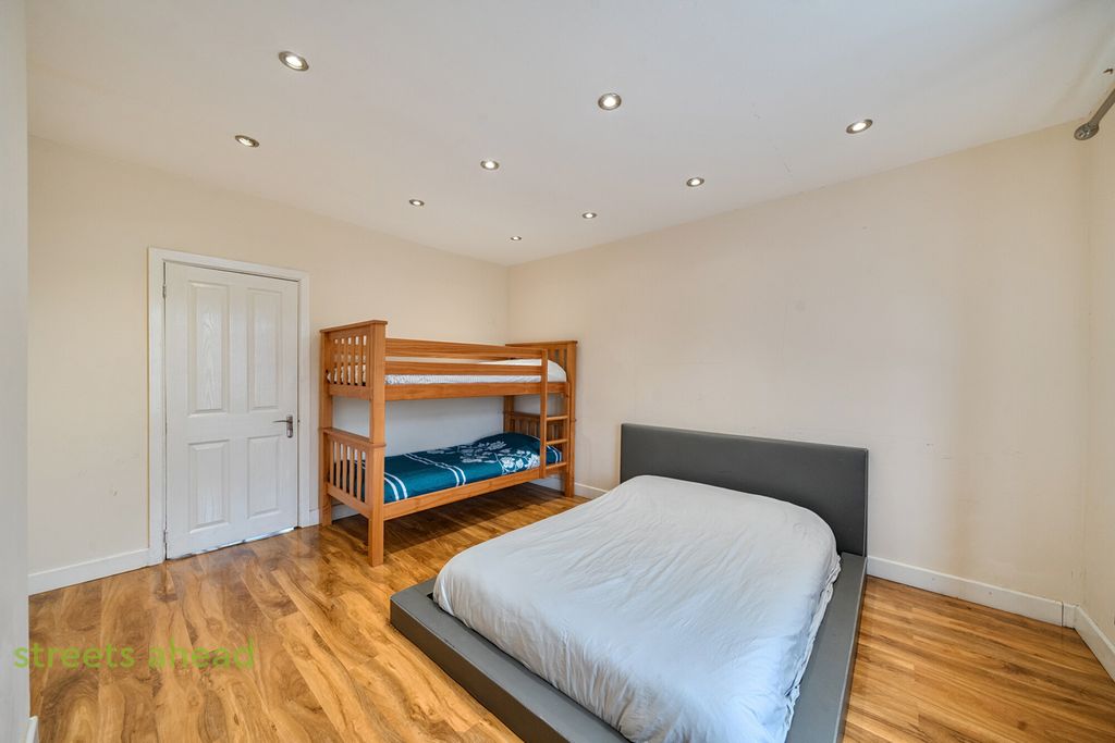Property photo 2 of 11 c998346d-B04E-4F0...