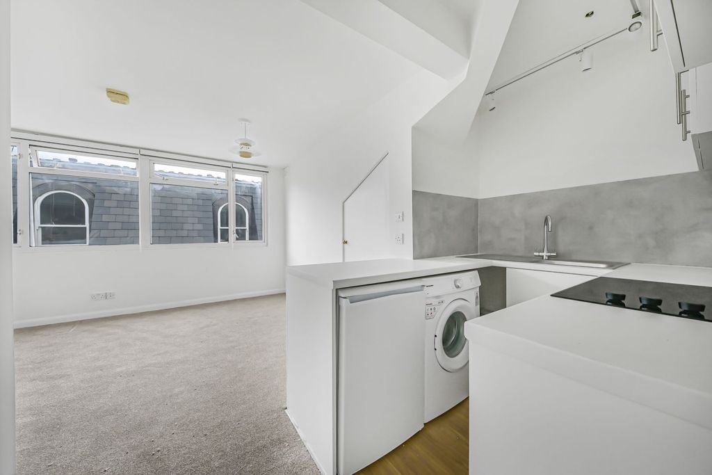 Property photo 3 of 6 Studio