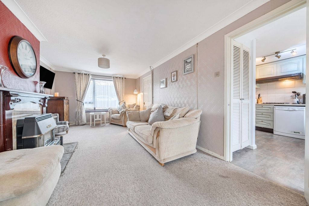 Property photo 3 of 18 Lounge