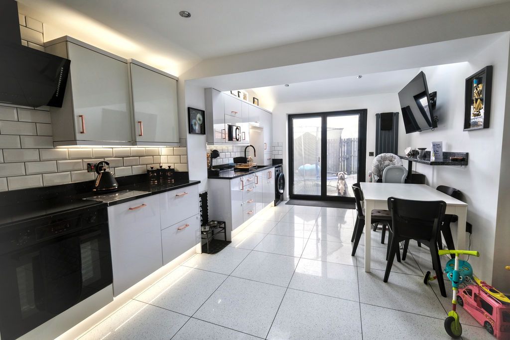 Property photo 3 of 15 Photo 8