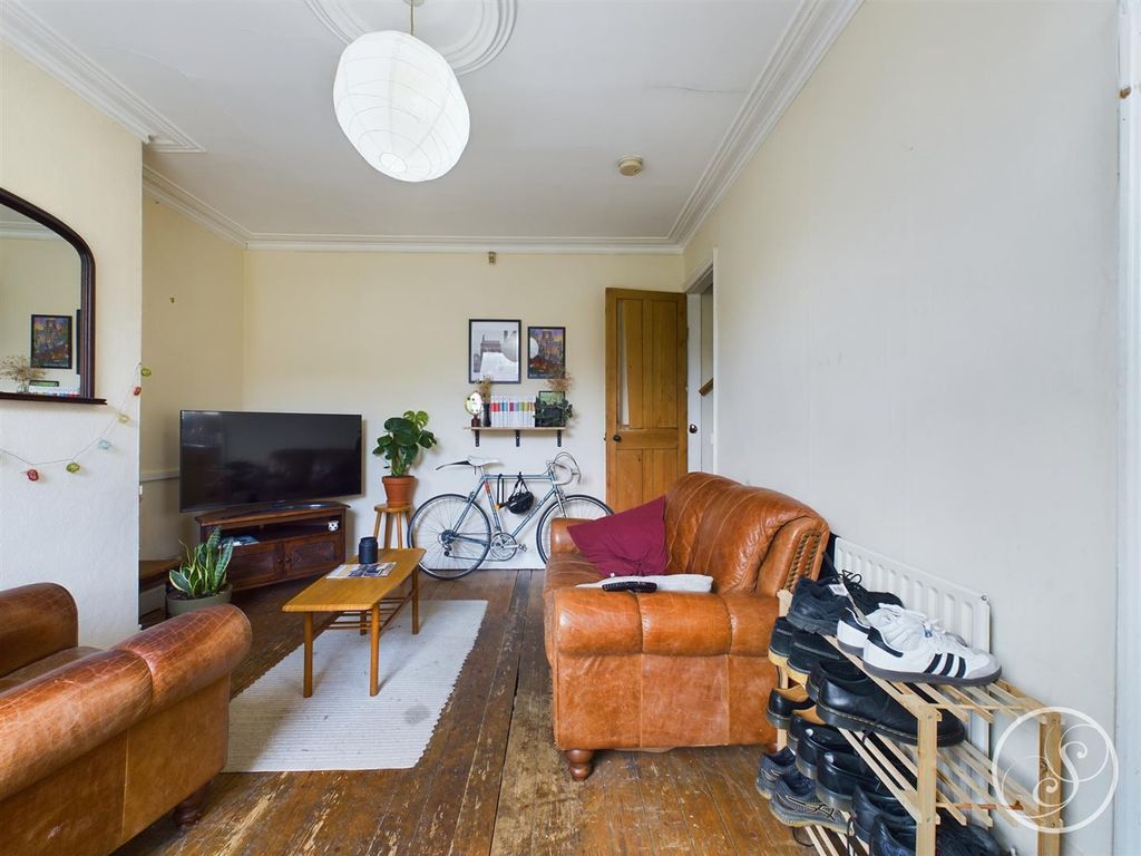 Property photo 3 of 12 Lounge