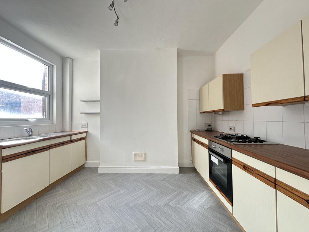 Property photo 3 of 8 Kitchen