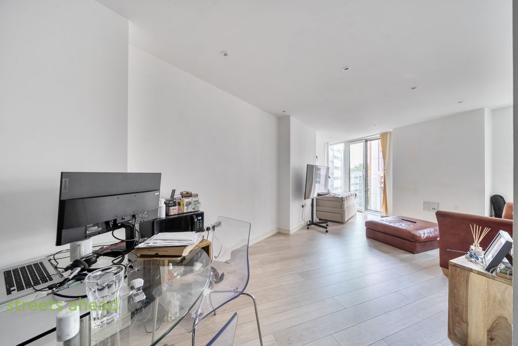 Property photo 1 of 18 14Ab9730-25Db-4Ec...