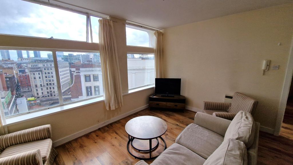 Property photo 3 of 31 Living Room