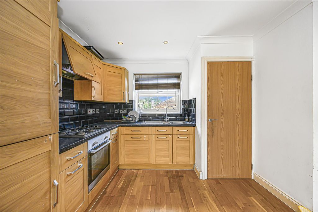 Property photo 1 of 13 27 Kingsley Road-10.Jpg