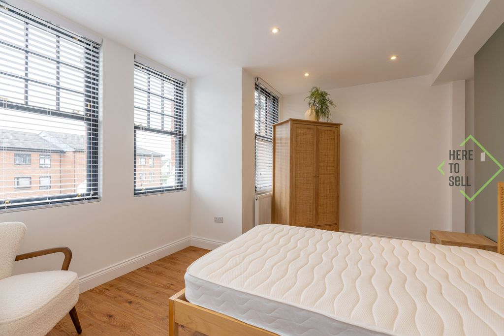 Property photo 2 of 15 121 Friern Park, London, N12 9Lh-18
