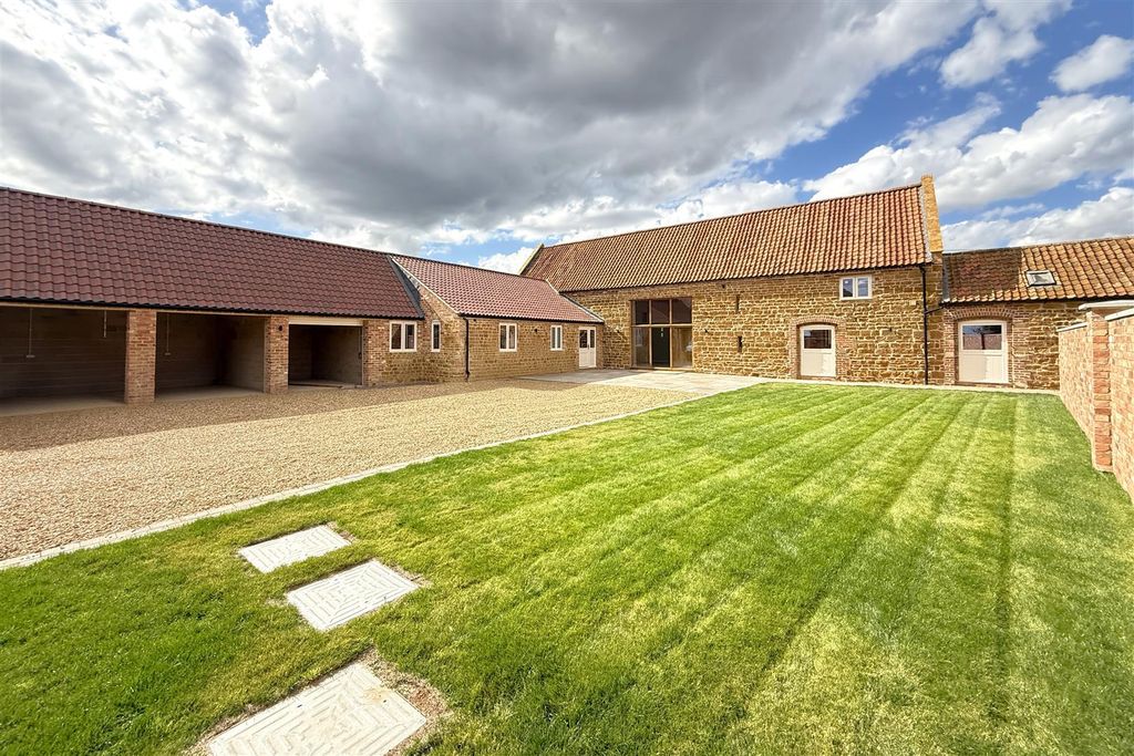 Property photo 1 of 12 9018609-106669-134018871379300538-Ed9094c3-5F8F-Ae