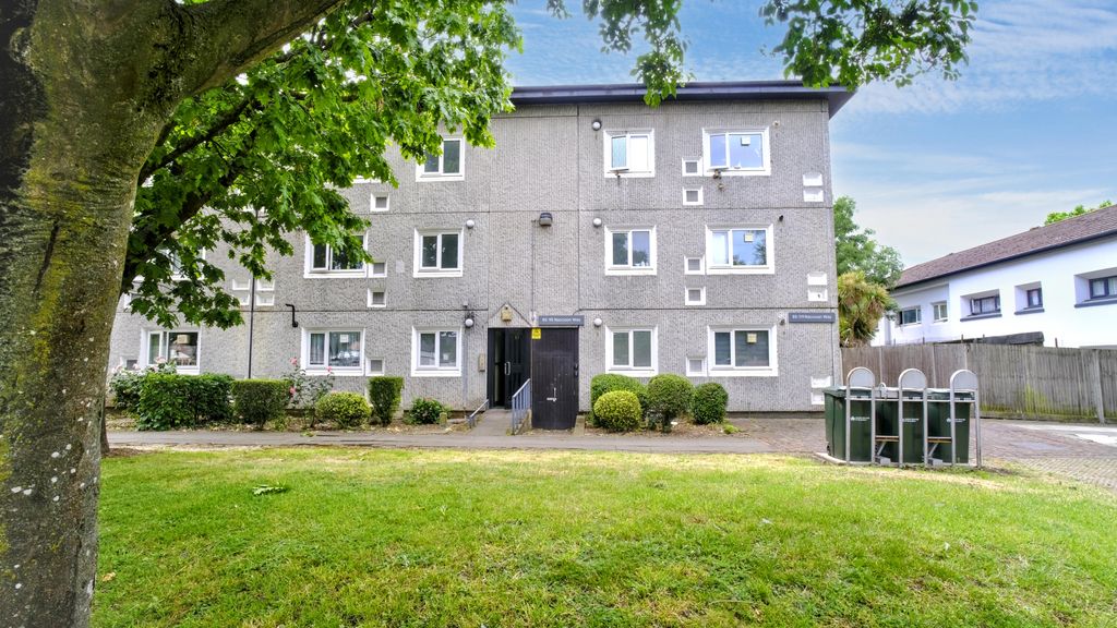 Property photo 1 of 10 95 Raccoon Way, Hounslow, Middlesex, Tw4 7Pn