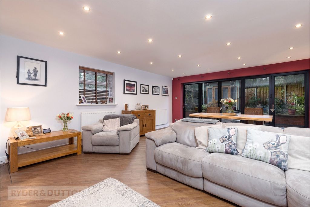 Property photo 3 of 23 Lounge