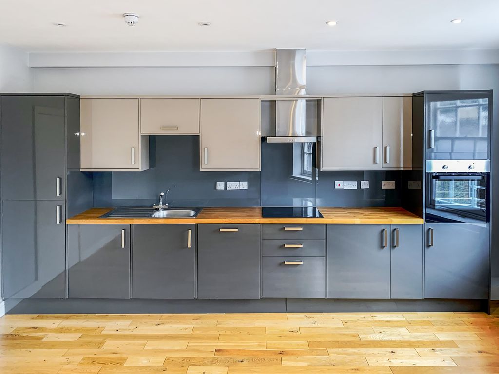 Property photo 3 of 8 Flat 1, 60A High Street, Esher, Kt10 9Rq