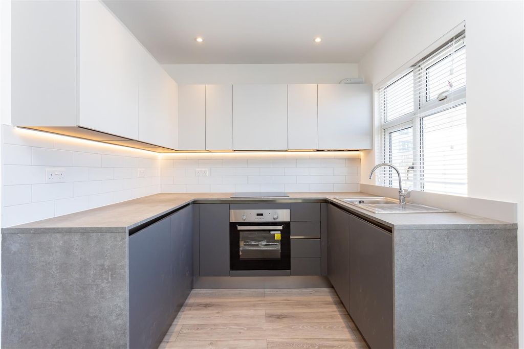 Property photo 2 of 9 Kitchen