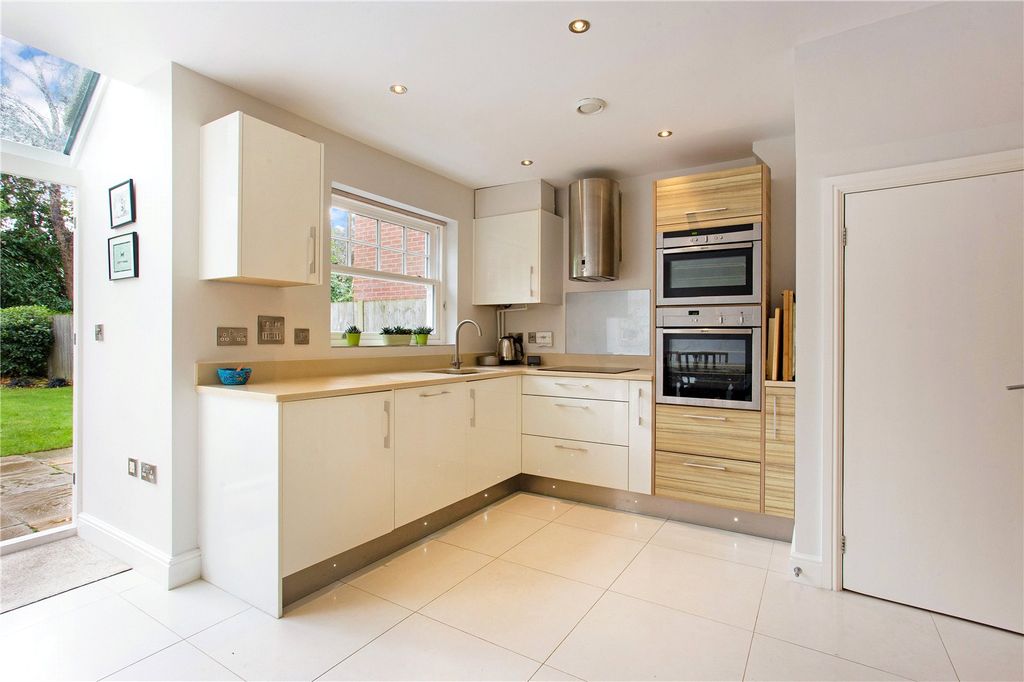 Property photo 3 of 22 Kitchen