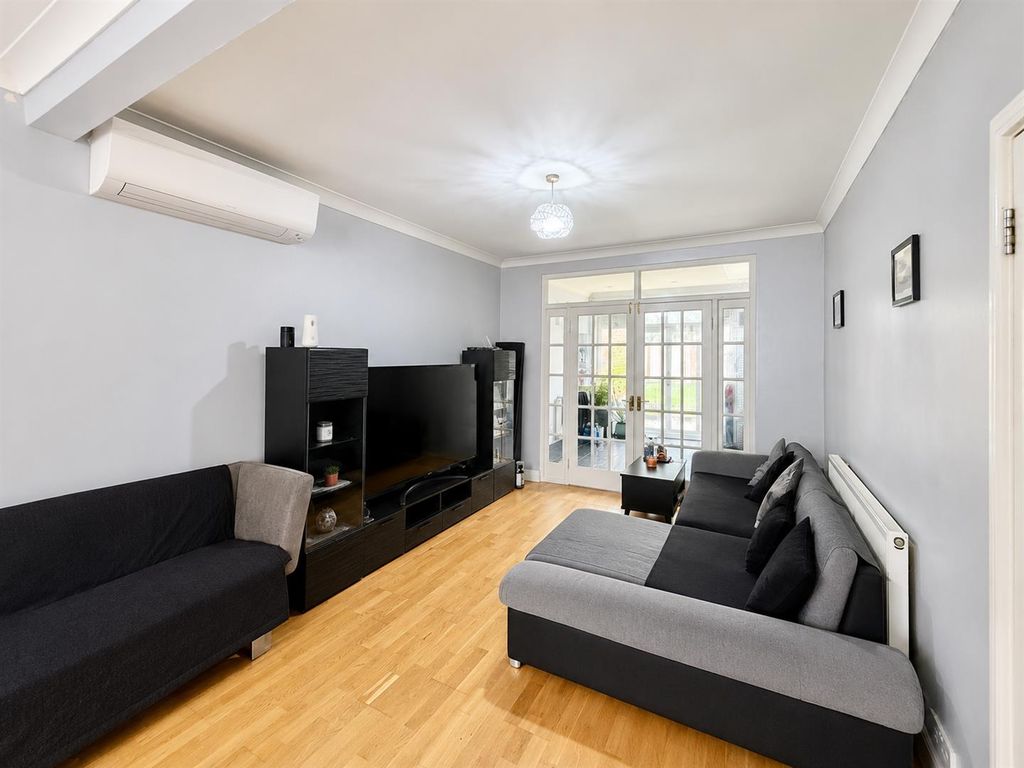 Property photo 2 of 14 Through Lounge