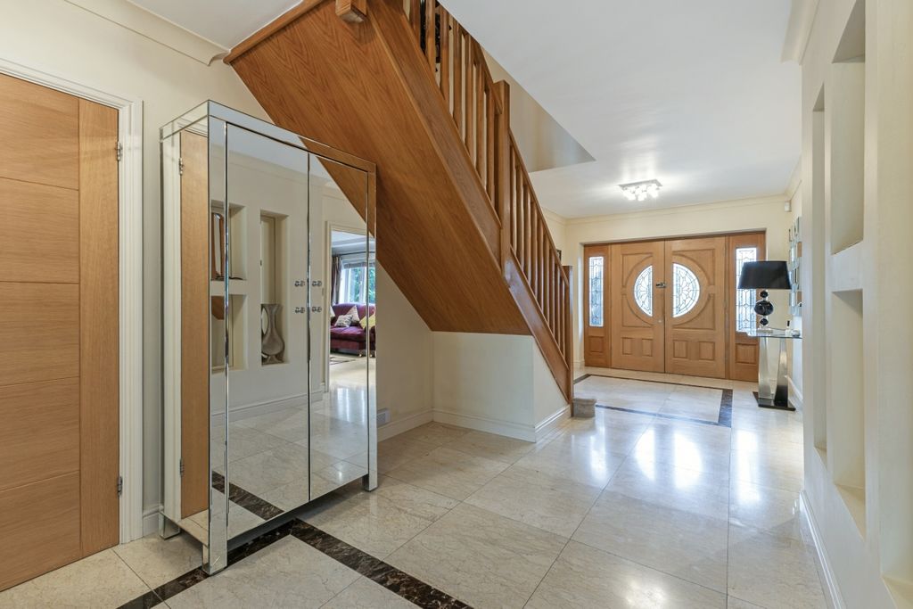 Property photo 2 of 25 109973_Asiwaju We...