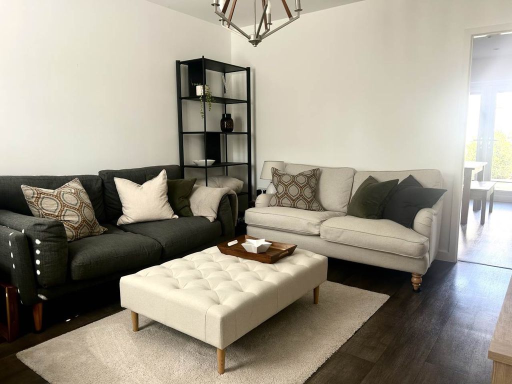 Property photo 2 of 18 Lounge