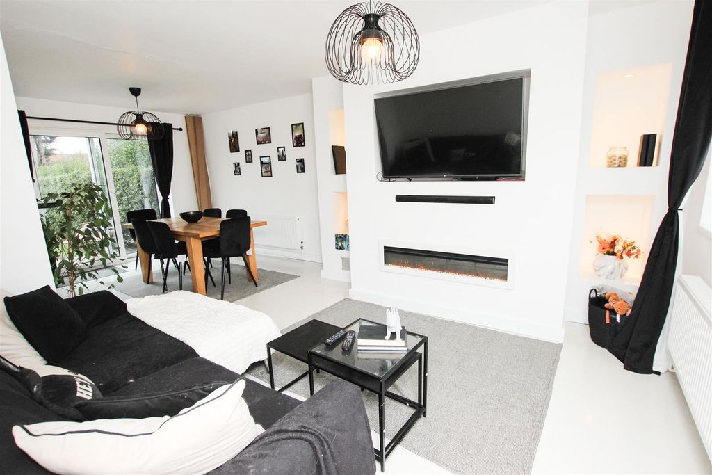 Property photo 2 of 14 Open Plan Living/Dining Room