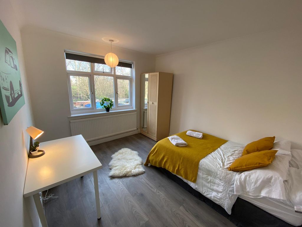 Property photo 1 of 15 Room 3- £735 Available 01/06/2026