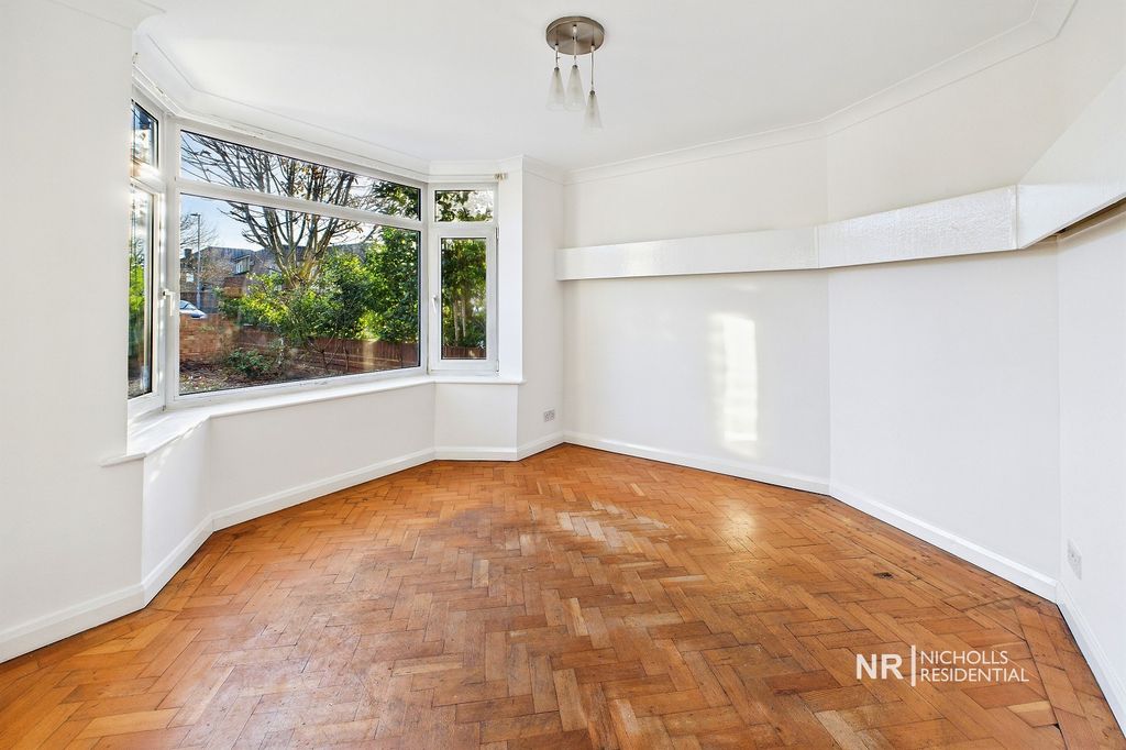 Property photo 2 of 11 Lounge