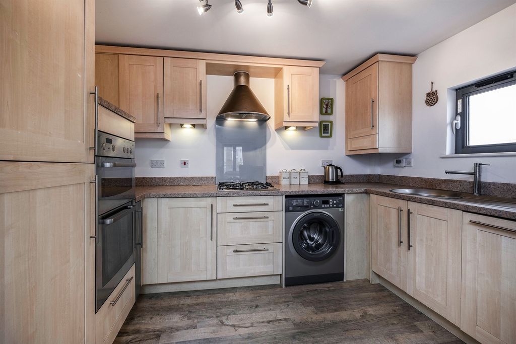Property photo 3 of 27