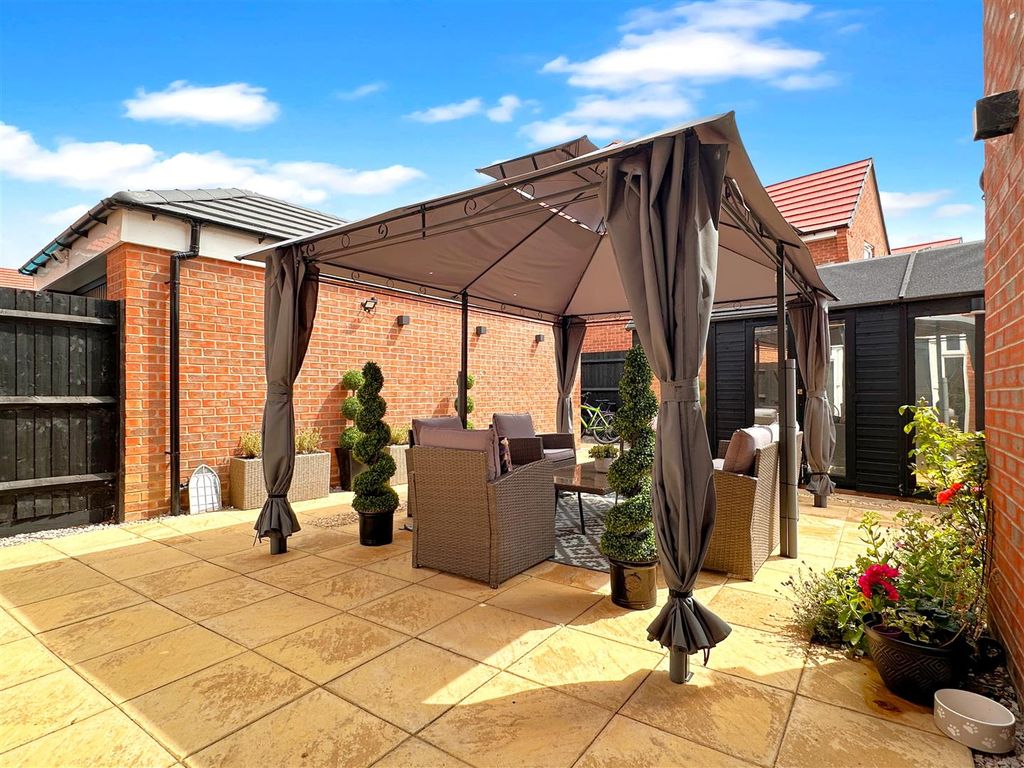 Property photo 3 of 26 Landscaped Rear Garden 418